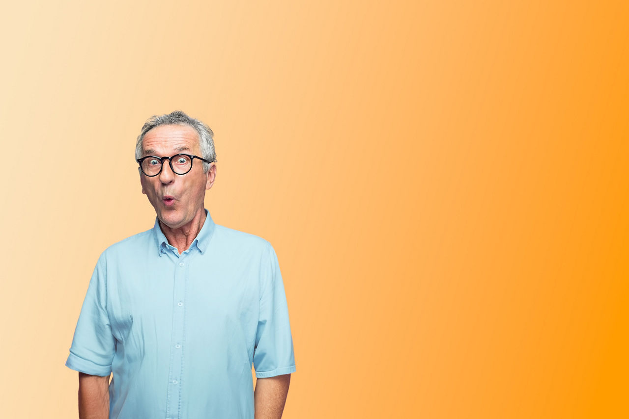 Abbildung eines Mannes mit blauem Hemd und Brille, der einen erstaunten Gesichtausdruck macht