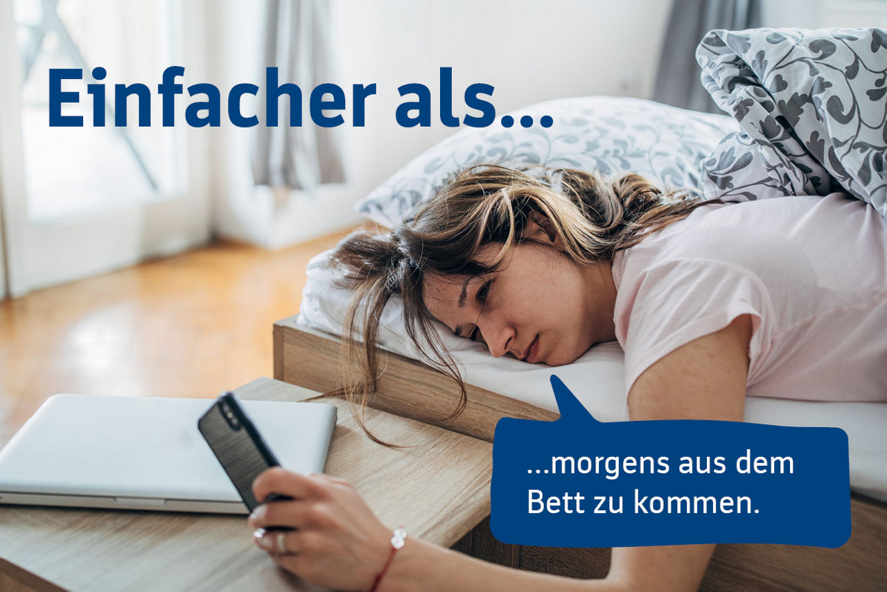 Frau im Bettschaut verschlafen auf ihr Smartphone. Text in blau auf dem Bild: Einfacher als morgens aus dem Bett zu kommen