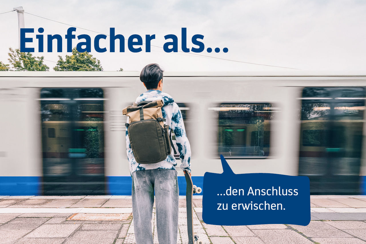 Junger Mann steht am Bahnsteig. Ein Zug fäht vor ihm weg. Text in blau auf dem Bild: Einfacher als den Anschluss zu erwischen