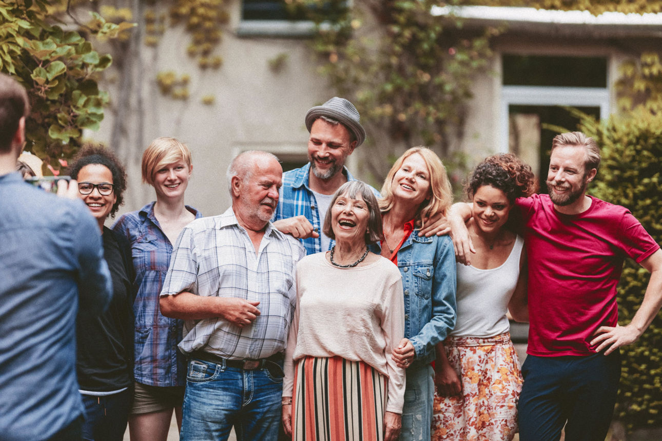 Gruppe von Menschen verschiedenen Alters