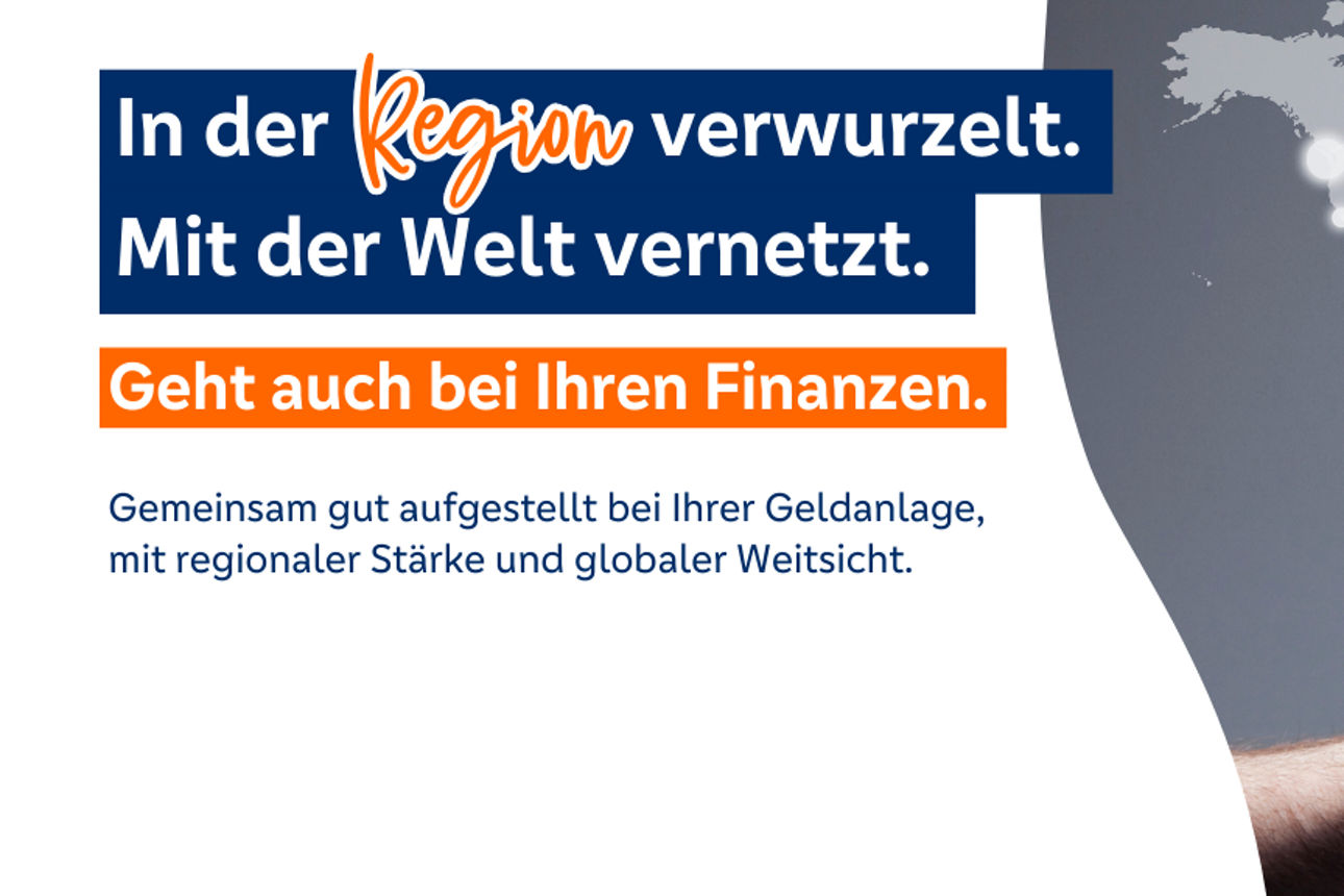 Eine Hand die eine Weltkarte hält. Dazu der Spruch: "In der Region verwurzelt. Mit der Welt vernetzt."