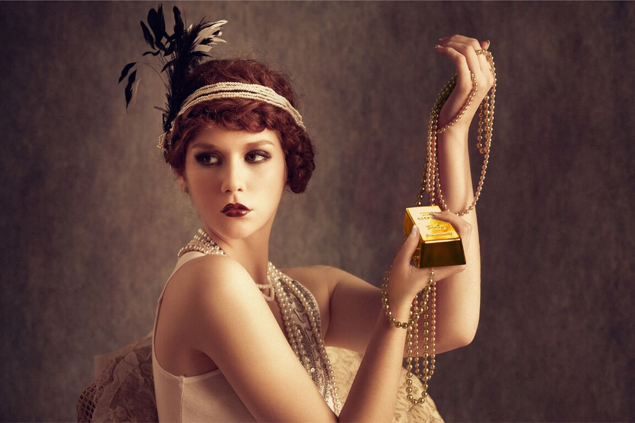 Frau aus den 20iger mit einem Goldbarren in der Hand