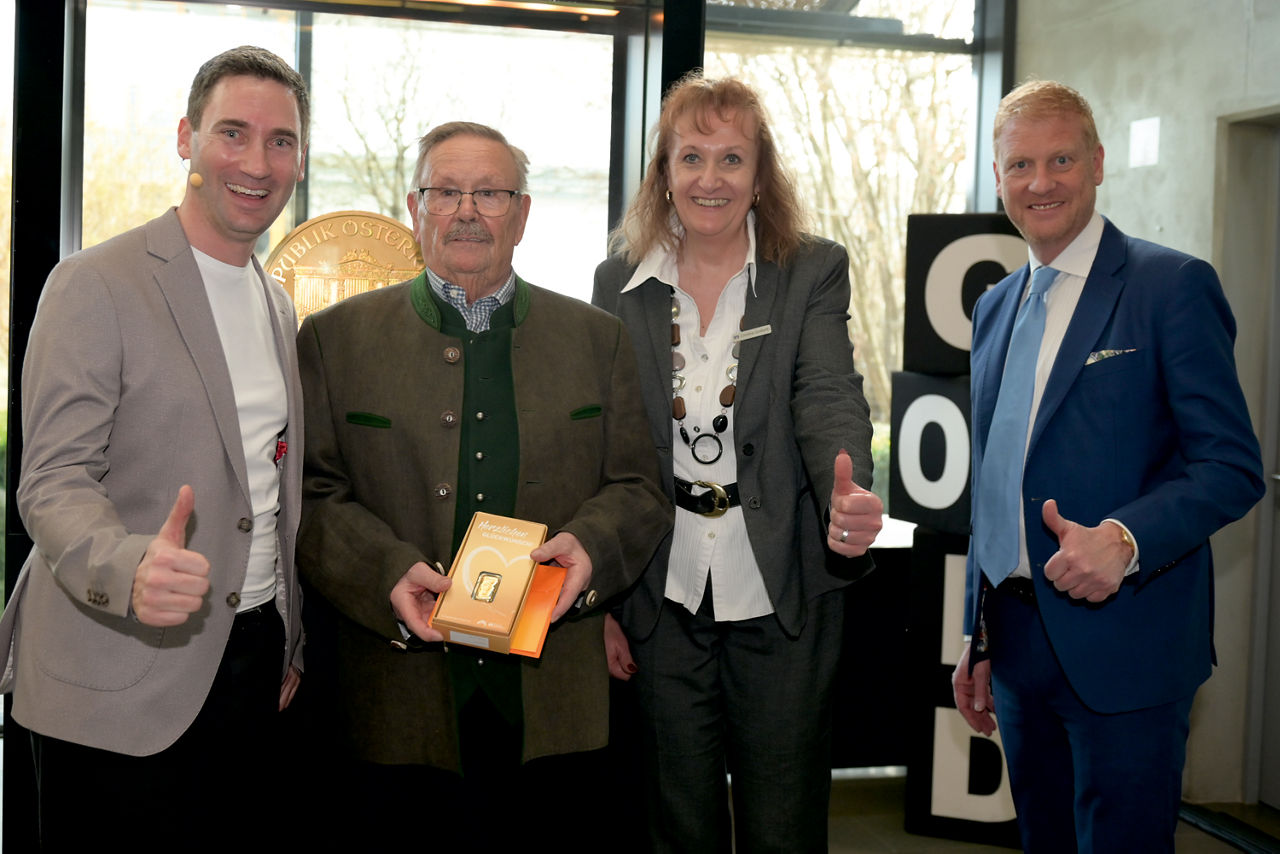 Übergabe Goldgewinn an unseren Kunden