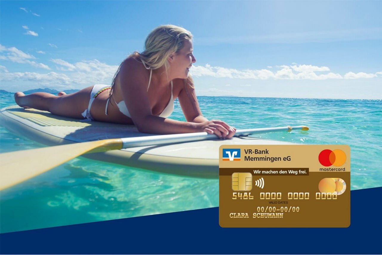 Blonde Frau liegt auf einem Paddleboard