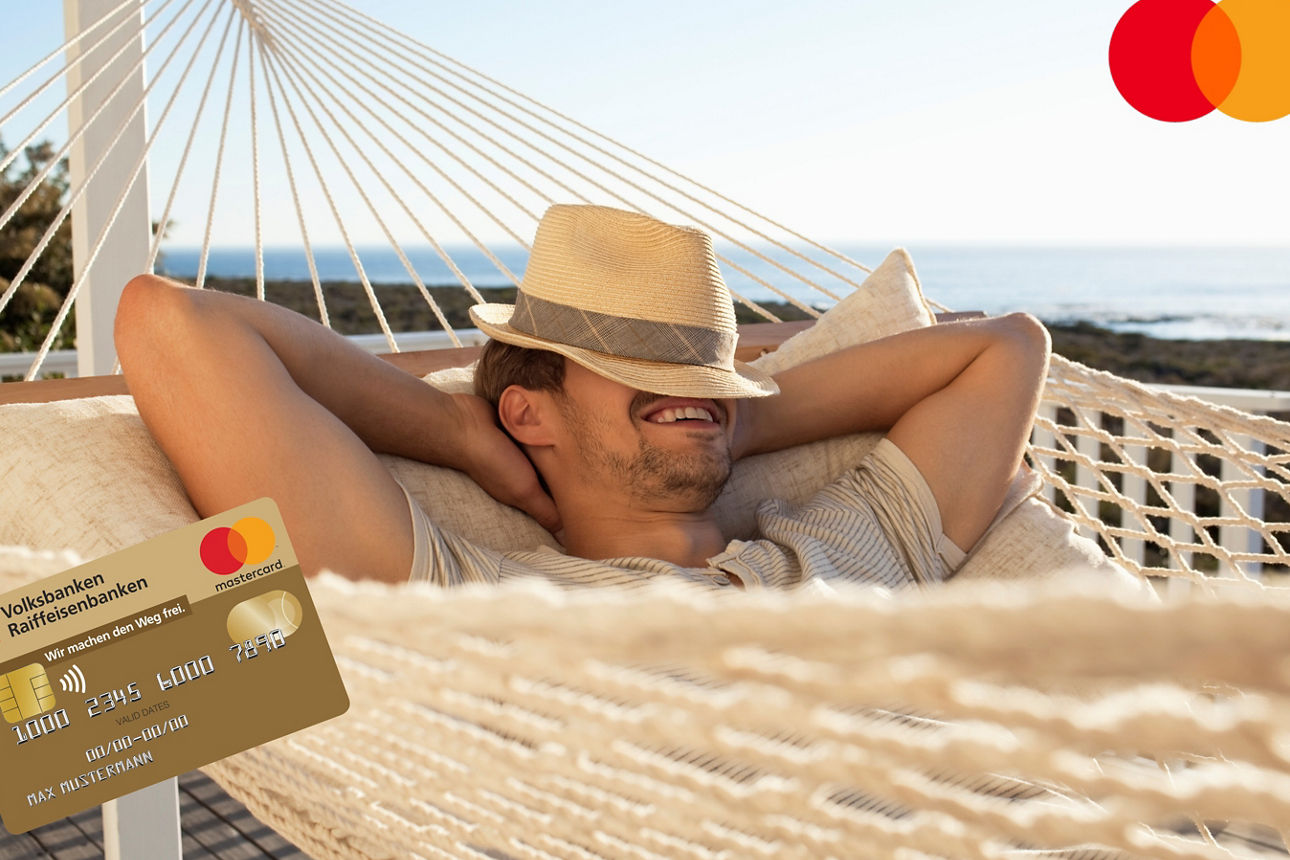 Mann mit Strohhut in Hängematte am Strand inklusive Darstellung goldene Kreditkarte und Mastercard Logo