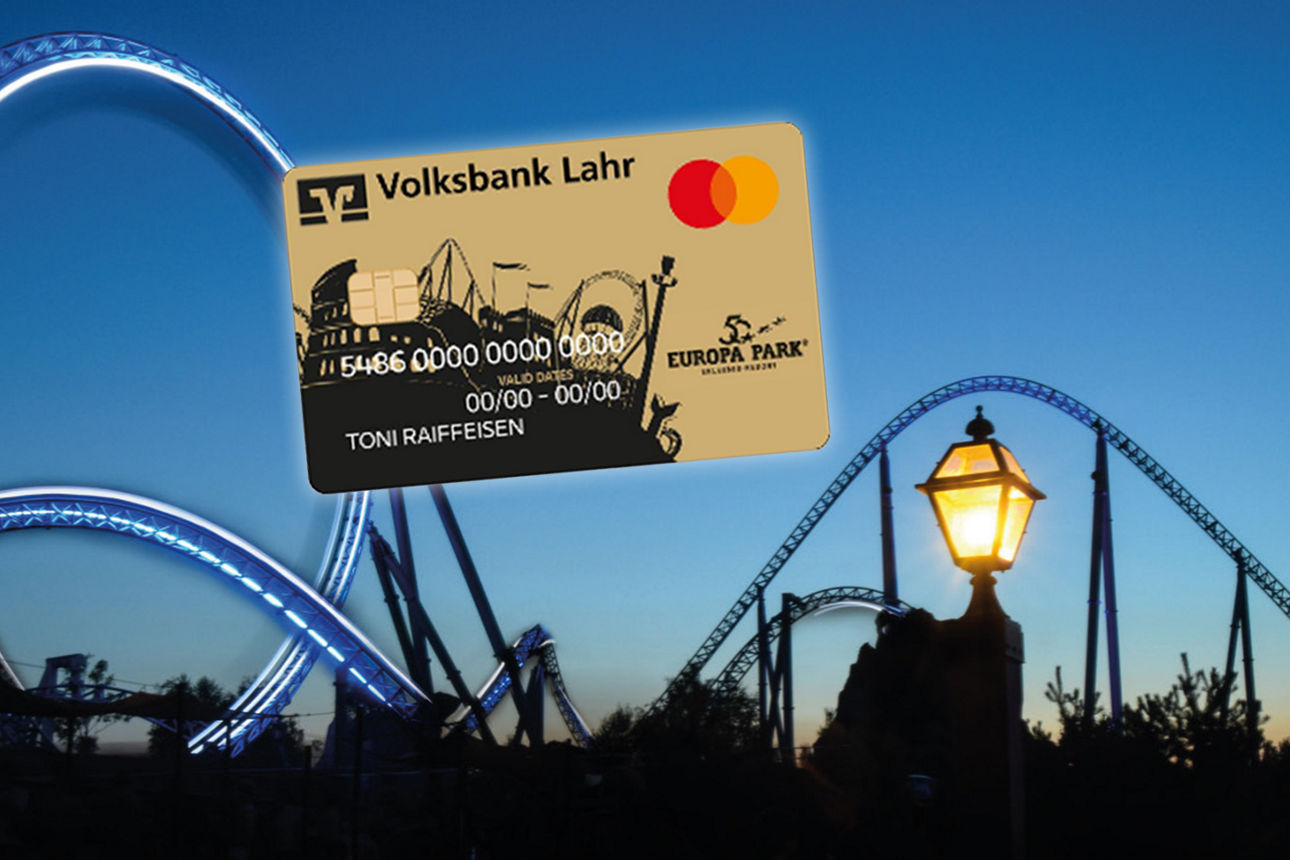 Die beiden Kreditkarten schweben über die Achterbahn