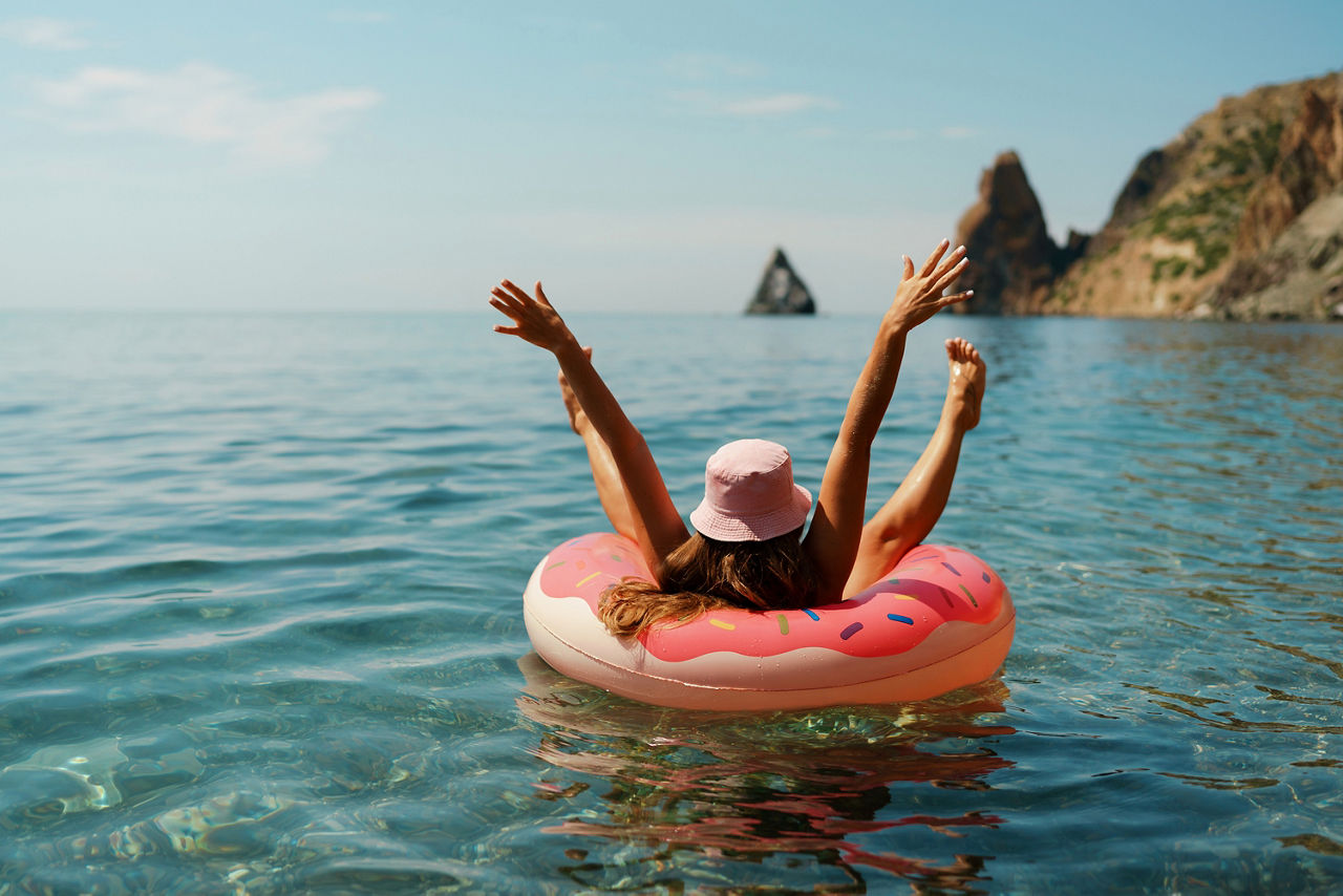 Frau in einem Schwimmring im Meer