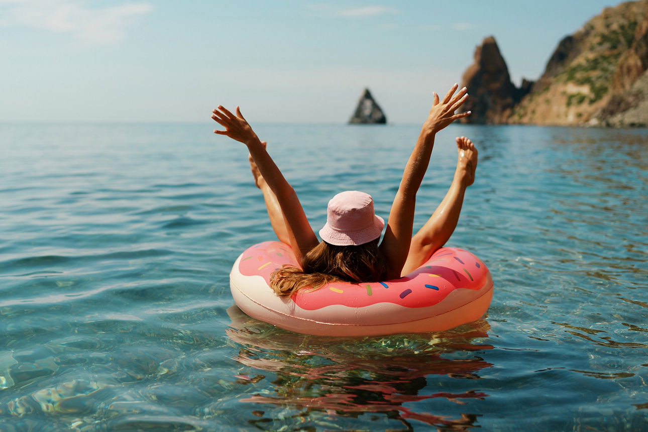 Frau in einem Schwimmring auf dem Meer