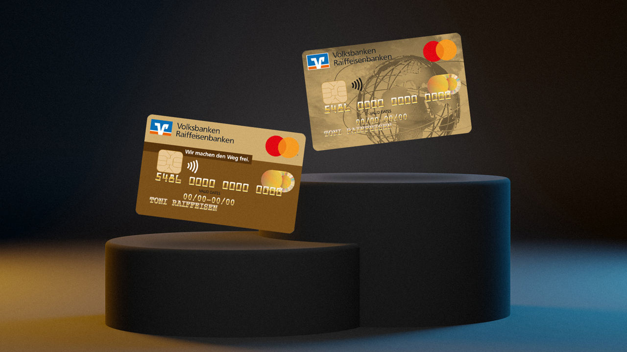 beide GoldCard Designs auf einem Podest