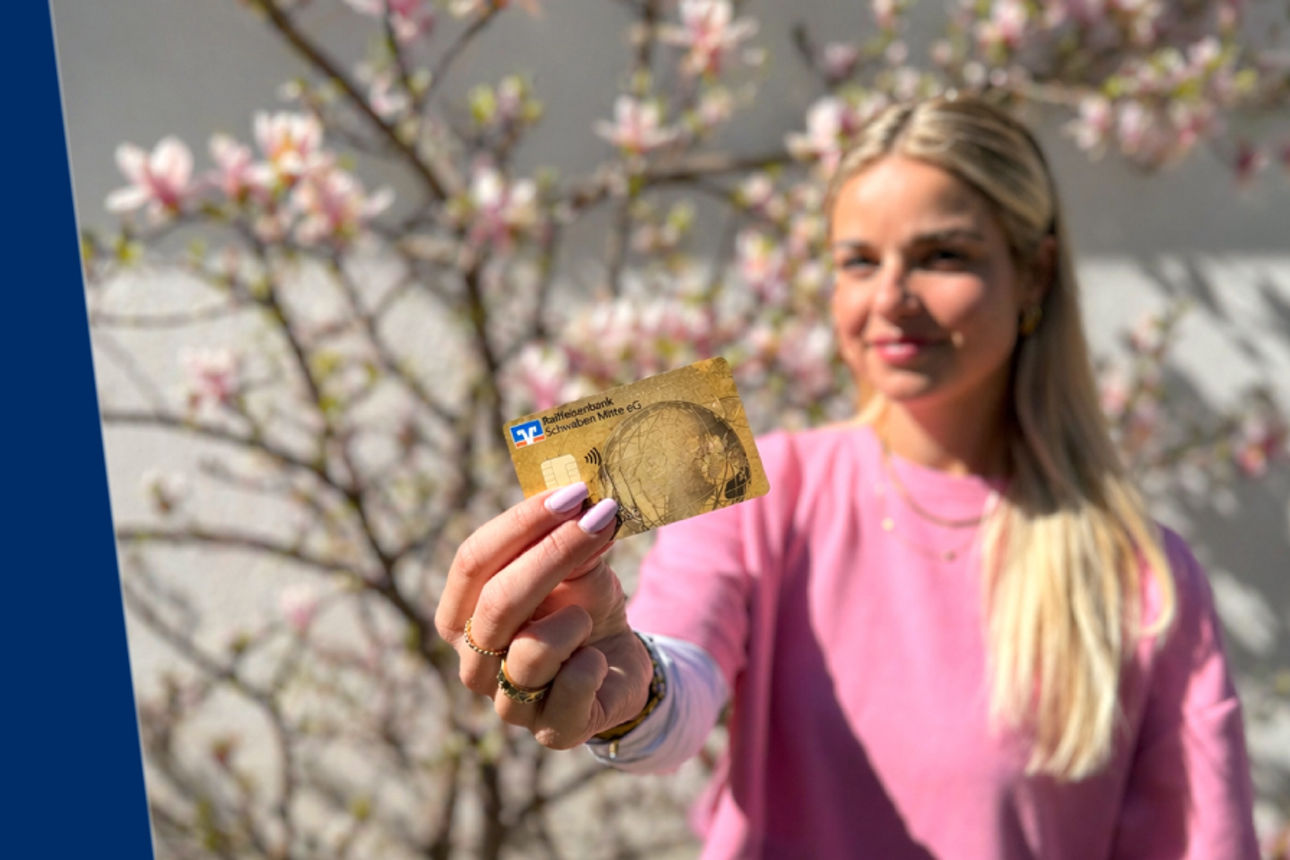 Unsere goldene Kreditkarte - Mitarbeiterin der Bank hält ihre goldene Kreditkarte ins Bild