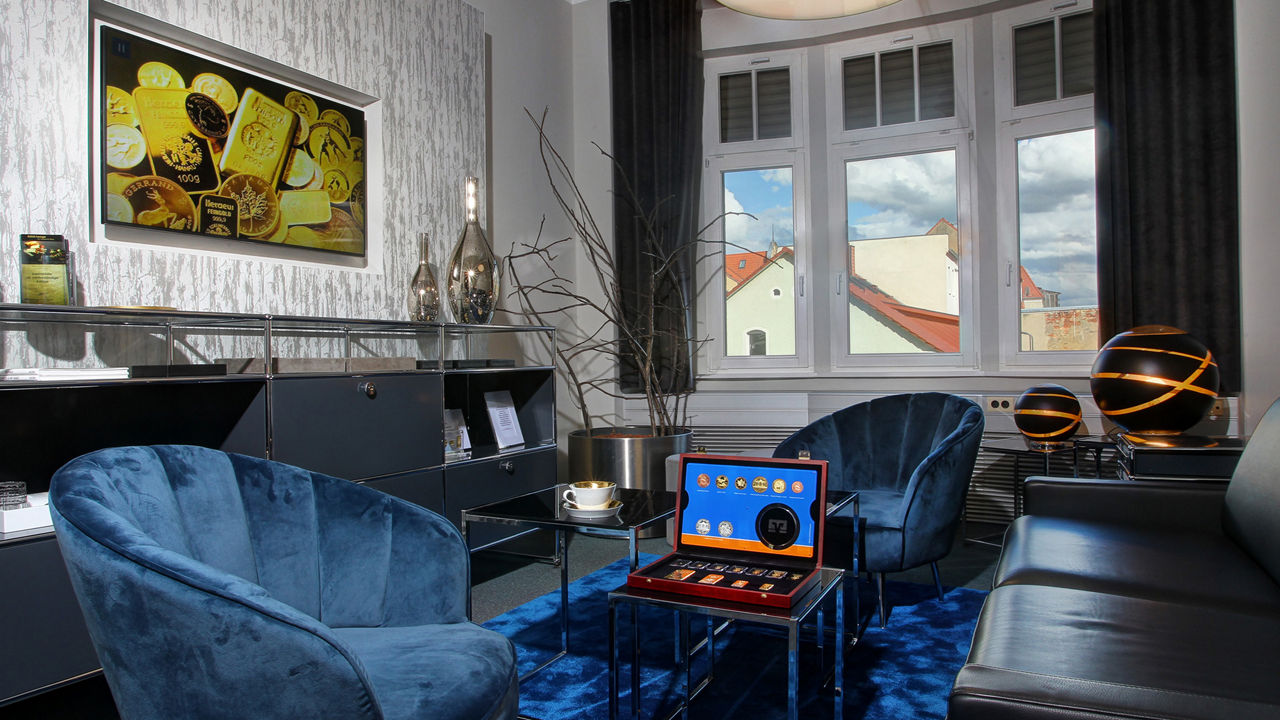 Ein moderner Büroraum mit schlankem Design. 