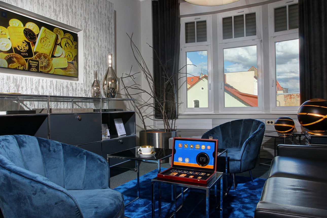 Ein moderner Büroraum mit schlankem Design. 