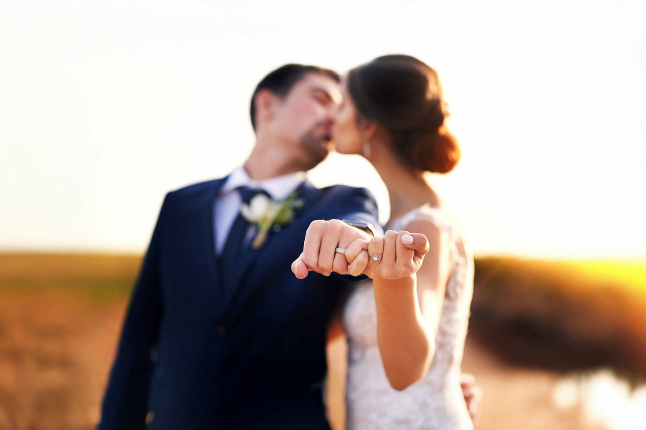 Ein Brautpaar küsst sich