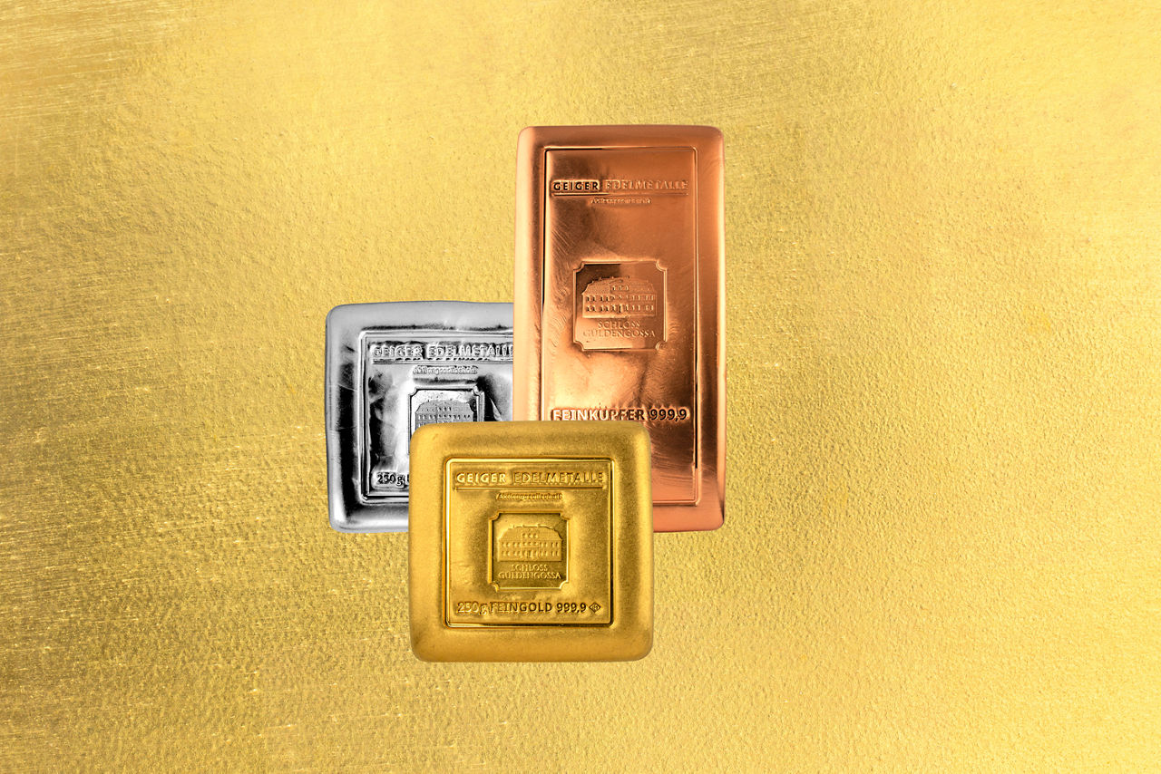Drei Unzen auf goldenem Hintergrund
