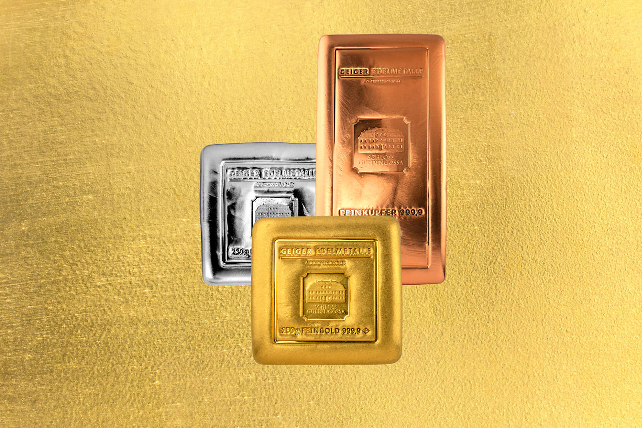 Drei Unzen auf goldenem Hintergrund