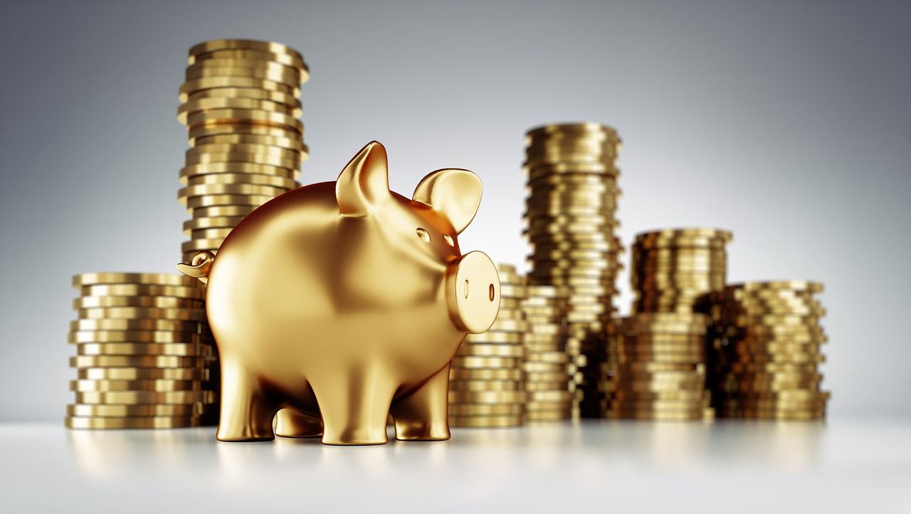 Goldenes Sparschwein mit goldenen Münzstapeln im Hintergrund