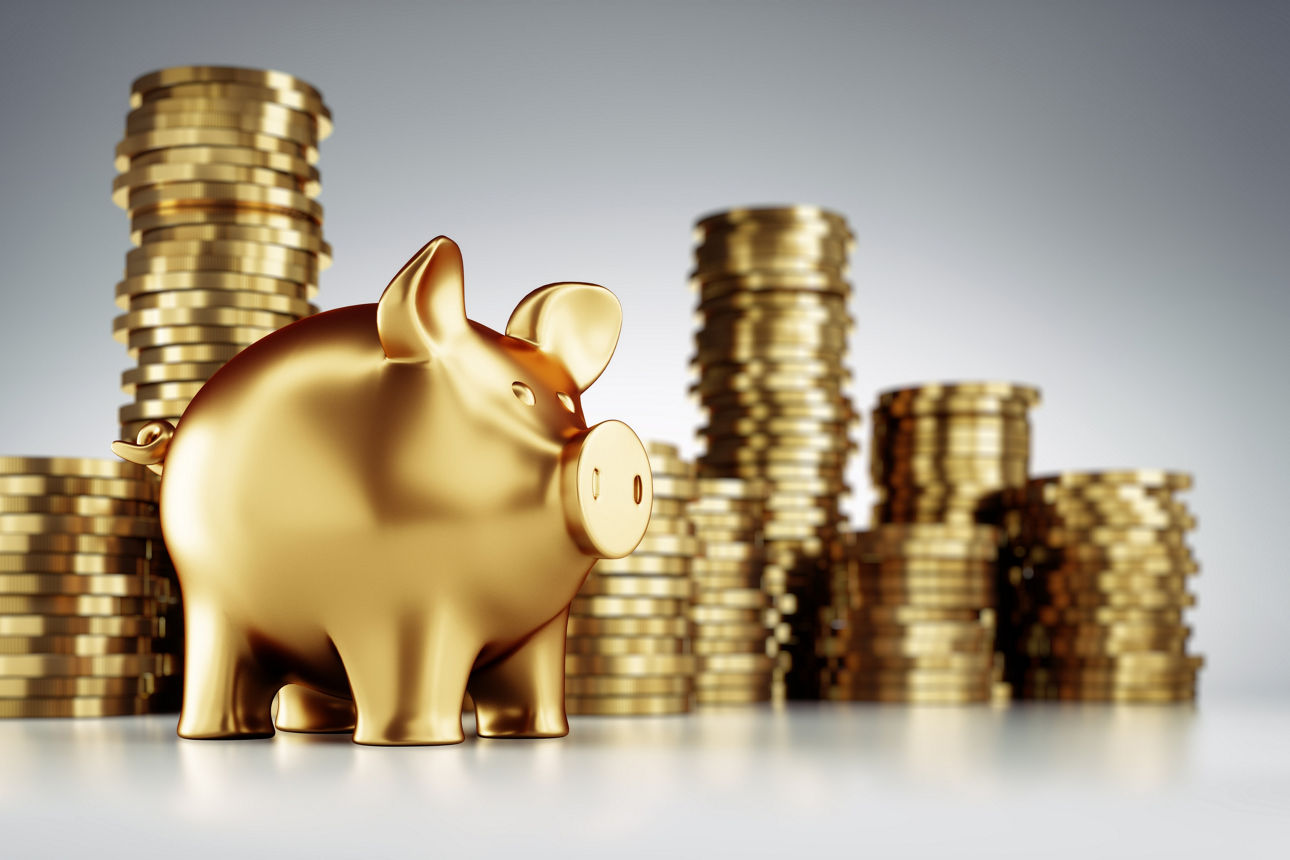 Goldenes Sparschwein mit goldenen Münzstapeln im Hintergrund