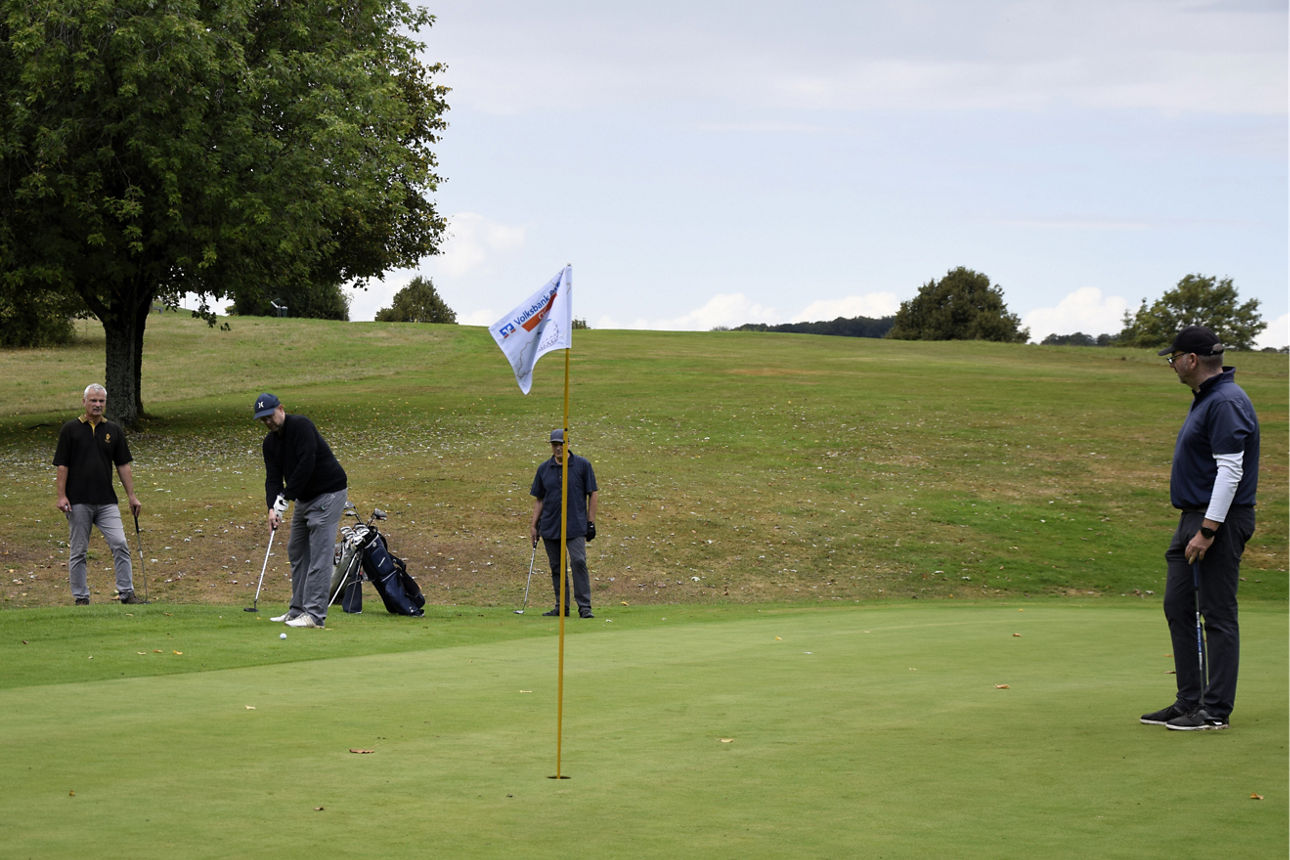 Vier Männer auf dem Golfplatz