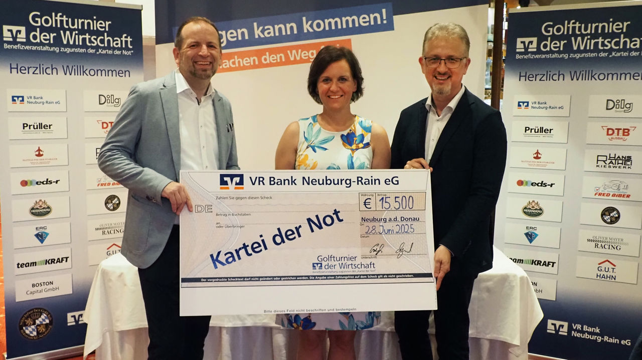 Vorstände und eine Vertreterin einer Organisation halten einen Scheck hoch