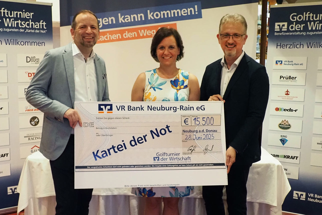 Vorstände und eine Vertreterin einer Organisation halten einen Scheck hoch