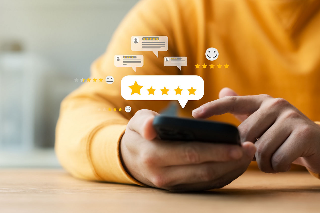 Eine Person gibt eine 5-Sterne Bewertung am Handy ab
