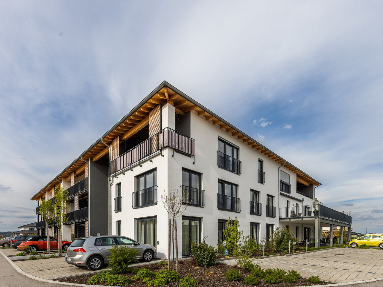 Mehrfamilienhaus mit blauem Himmel im Hintergrund