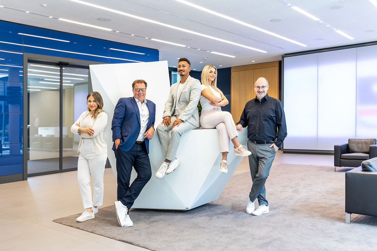 Alle 5 Mitarbeiter der Gründerbank Stuttgart auf einem Teambild