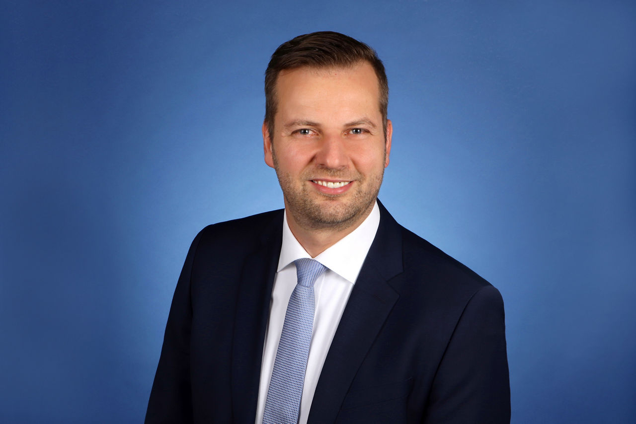 Mann vor Bankgebäude