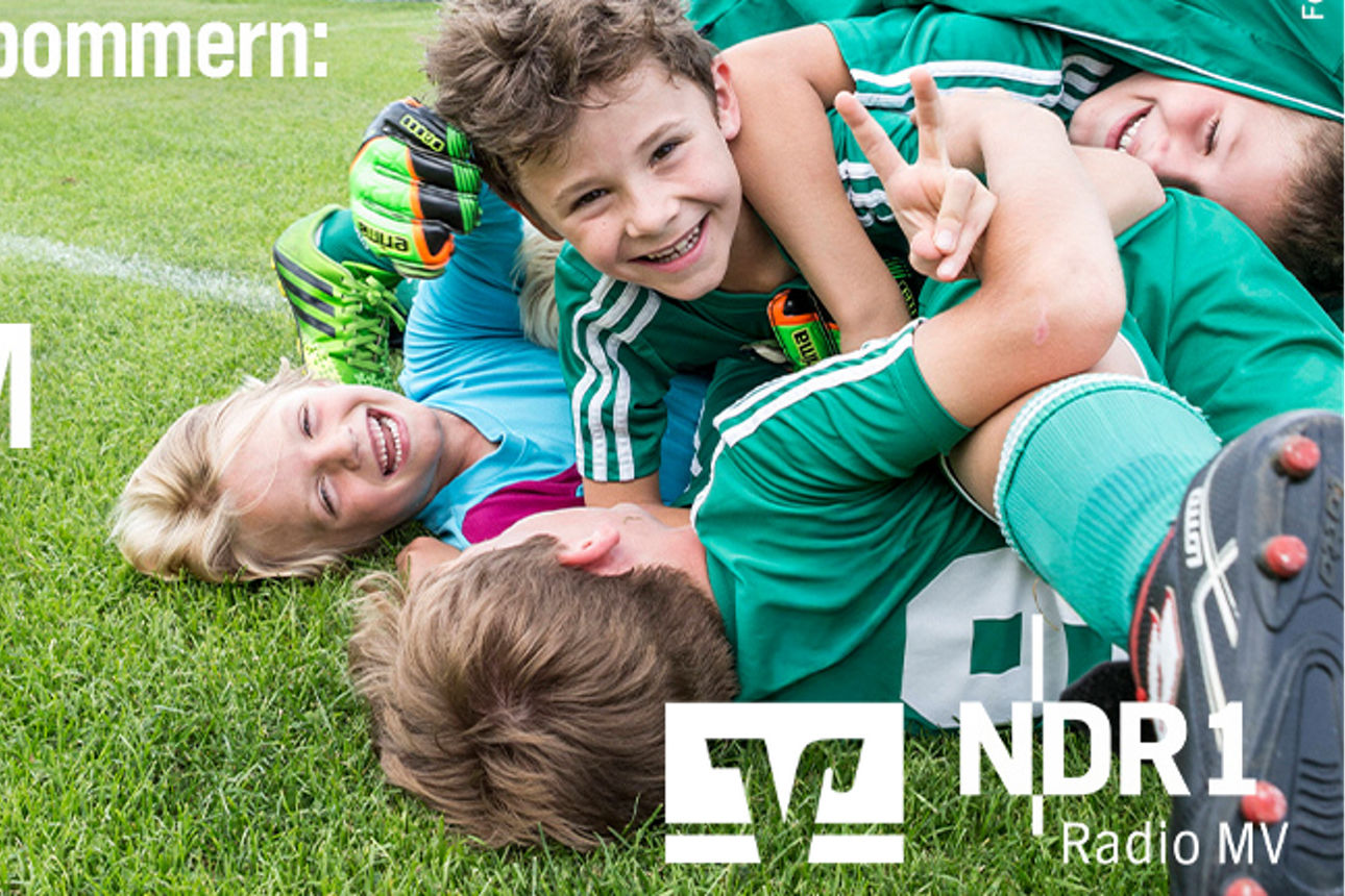 Kinder beim Fußball spielen