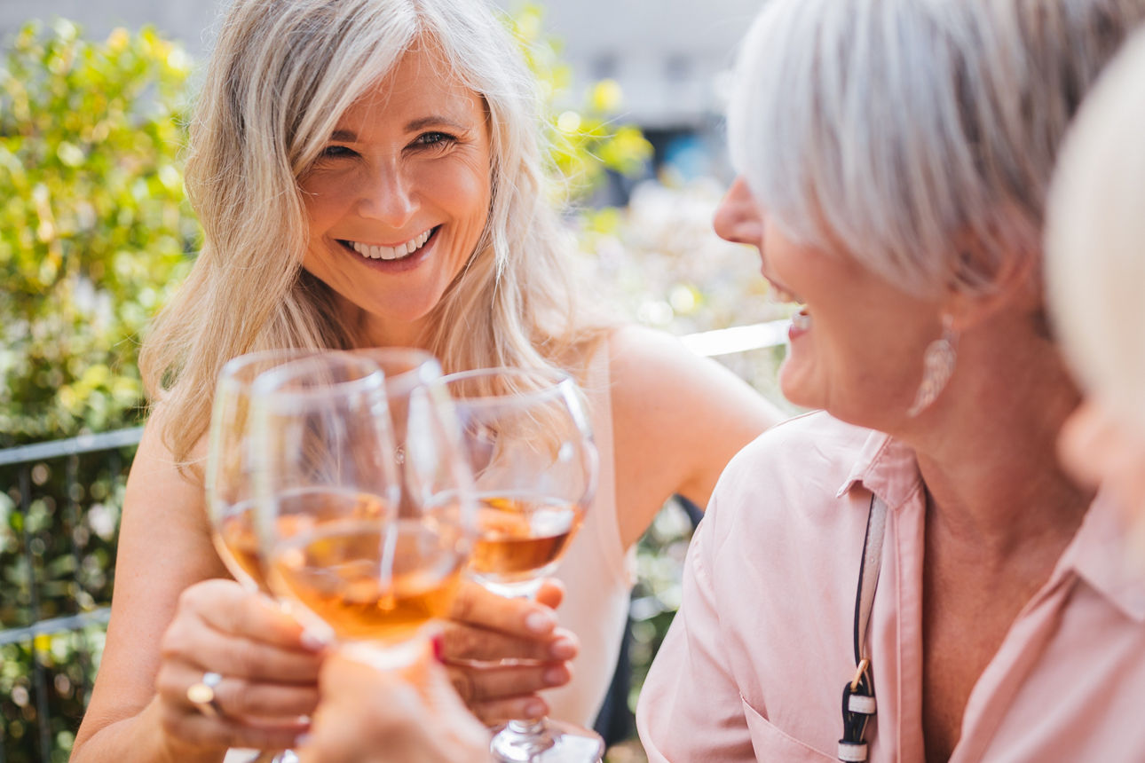 Frauen trinken Aperol