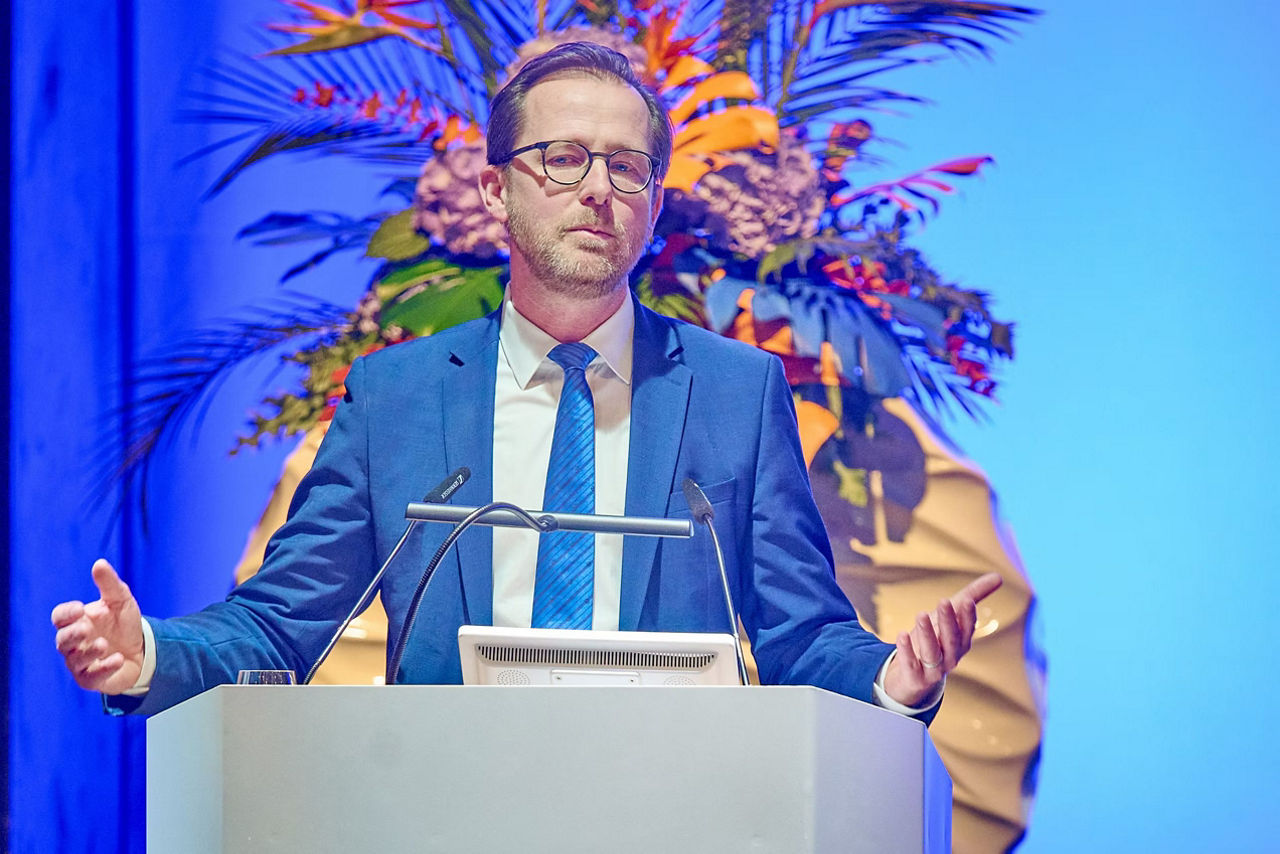 Vorstand Jens Prößer am Rednerpult der Vertreterversammlung
