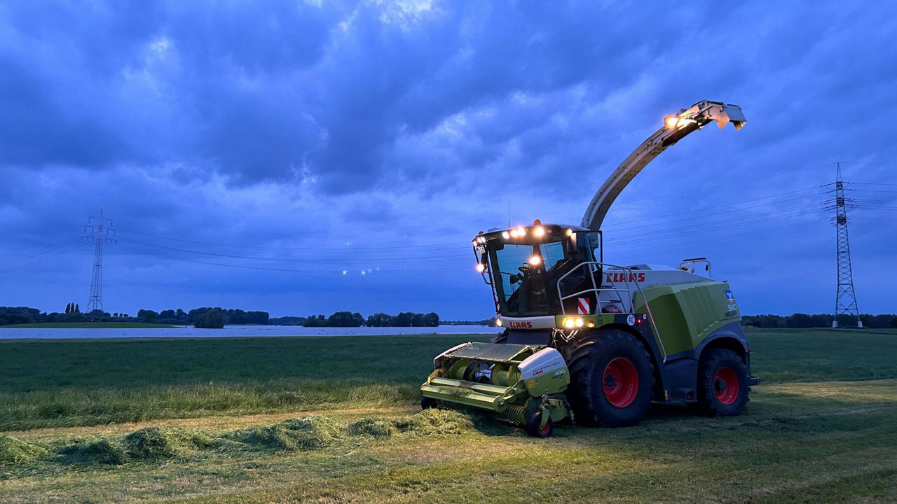 Landmaschine beim Gras häckseln
