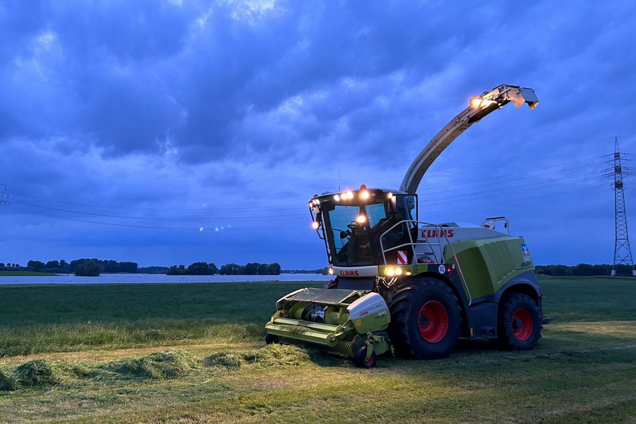 Landmaschine beim Gras häckseln