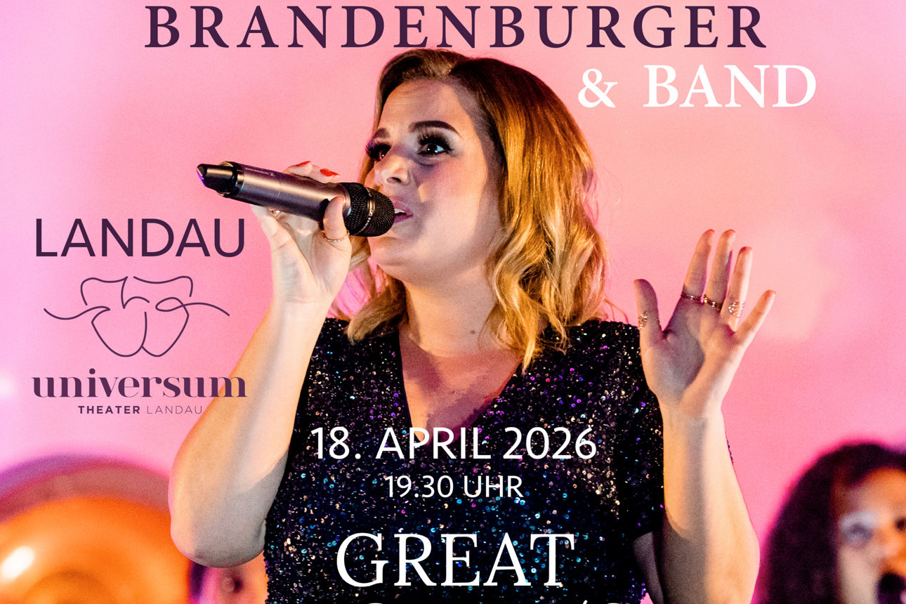 Frau mit Mikro singt, im Hintergrund spielt eine Band