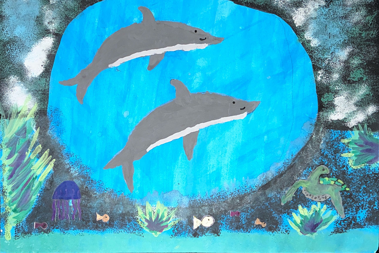 Auf einer Zeichnung schwimmen zwei Delfine im blauen Meer