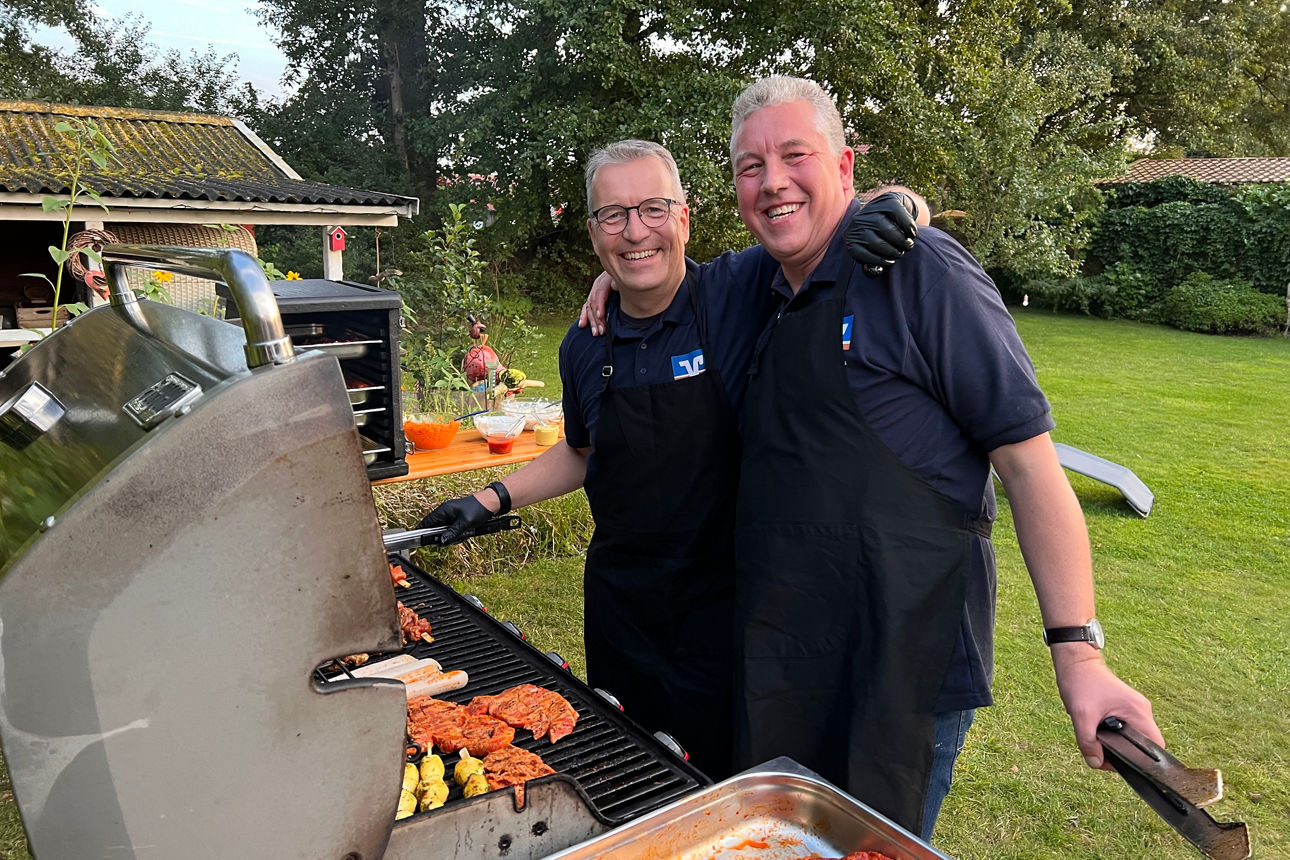 Zwei Männer am Grill im Garten