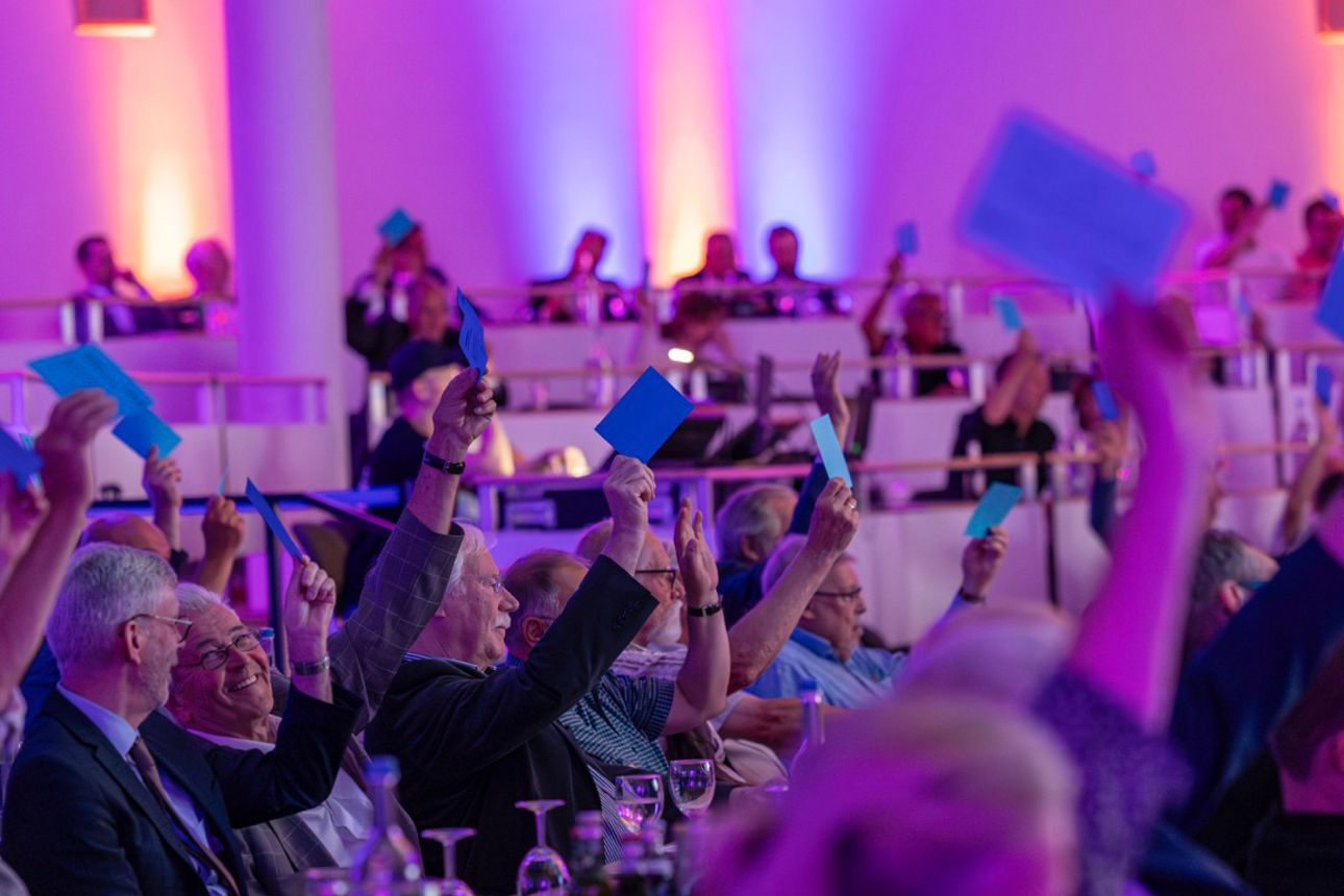 Aufforstungsbild mit Unterstützerschild der Bank