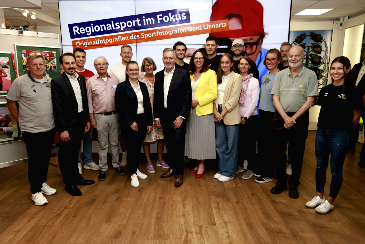 Gerd Linnarts (4. v.l), Holger Hürten (8. v. l.) Vorstand der VR-Bank Bonn Rhein-Sieg eG mit prominenten Gästen aus der Welt des Sports sowie der Stadt und der Politik