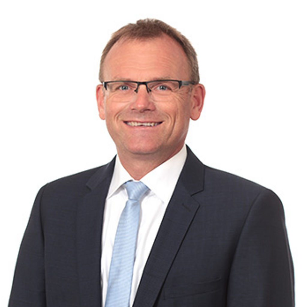 Freundlich lächelnder Mann im Anzug, unser Kollege im Electronic Banking Günther Gruber