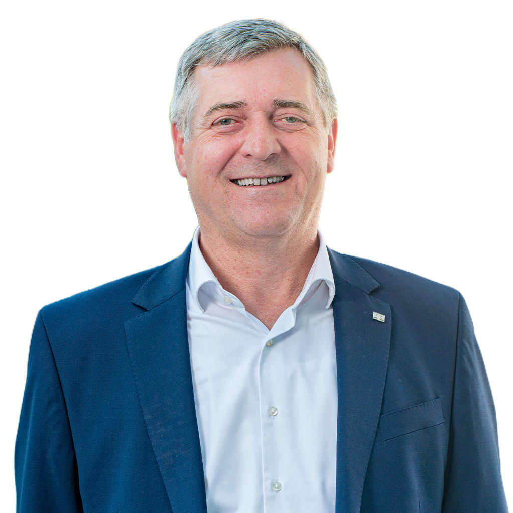 Ein freundlich lächelnder Mann in einem blauen Anzug
