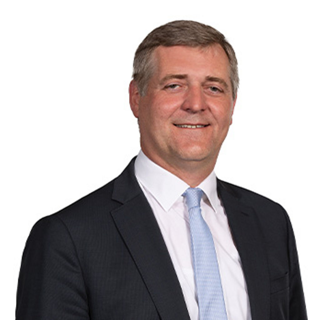 Freundlich lächelnder Mann im Anzug, unser Vorstand Manfred J. Gruber