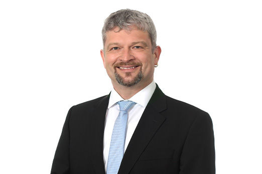 Freundlich lächelnder Mann im Anzug