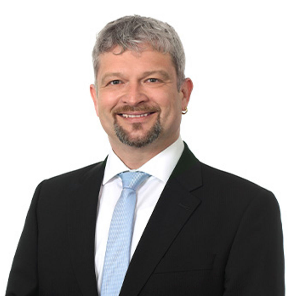 Freundlich lächelnder Mann im Anzug, unser Kollege im Electronic Banking Manfred Gruber