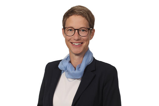 Freundlich lächelnde Frau im Anzug