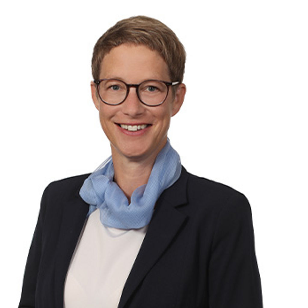 Freundlich lächelnde Frau im Anzug, unsere Kollegin im Marketing Ulrike Gruber