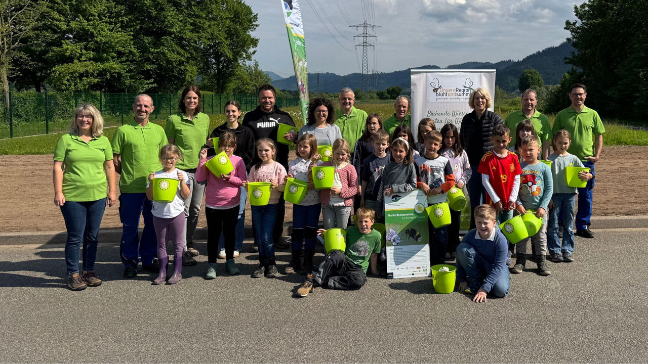 Grundschüler säen eine weitere Blühwiese am Klärwerk in Biberach aus