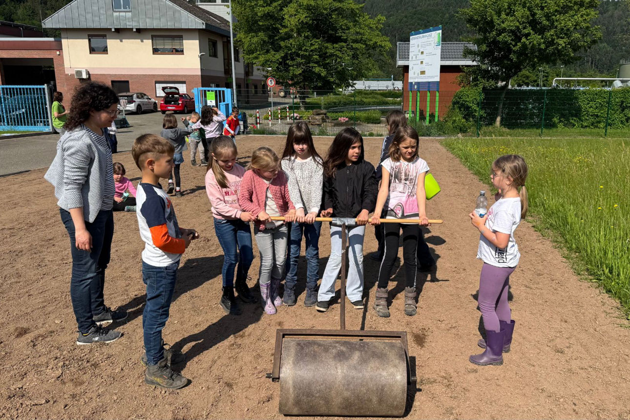 Grundschüler säen eine weitere Blühwiese am Klärwerk in Biberach aus