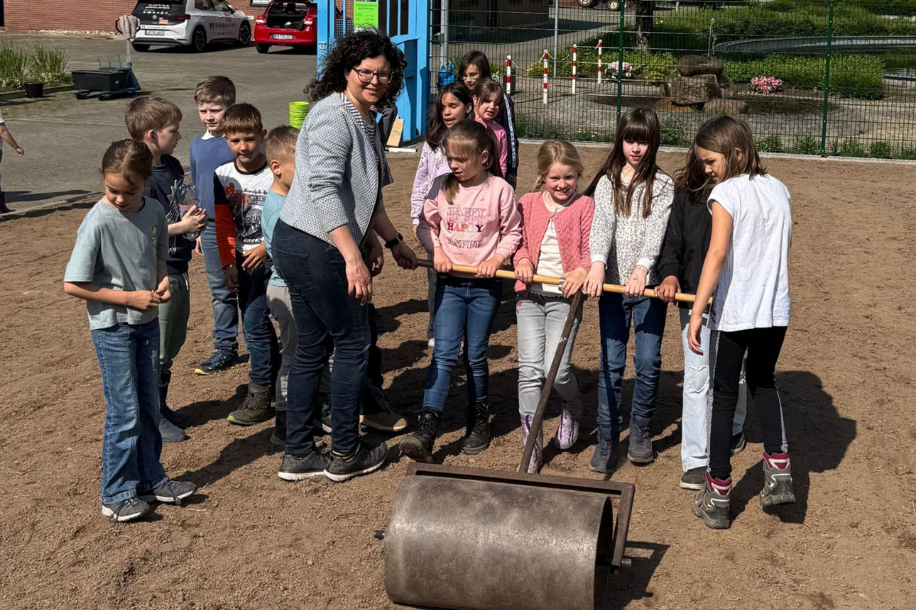 Grundschüler säen eine weitere Blühwiese am Klärwerk in Biberach aus