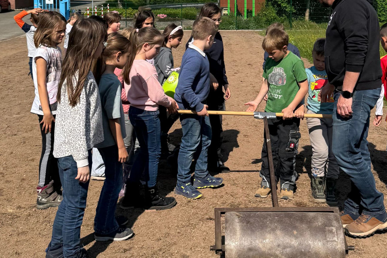 Grundschüler säen eine weitere Blühwiese am Klärwerk in Biberach aus