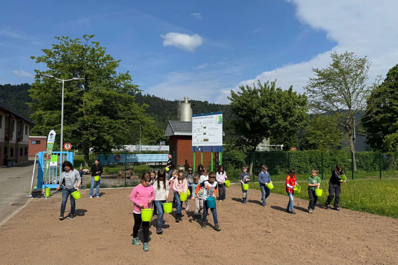 Grundschüler säen eine weitere Blühwiese am Klärwerk in Biberach aus